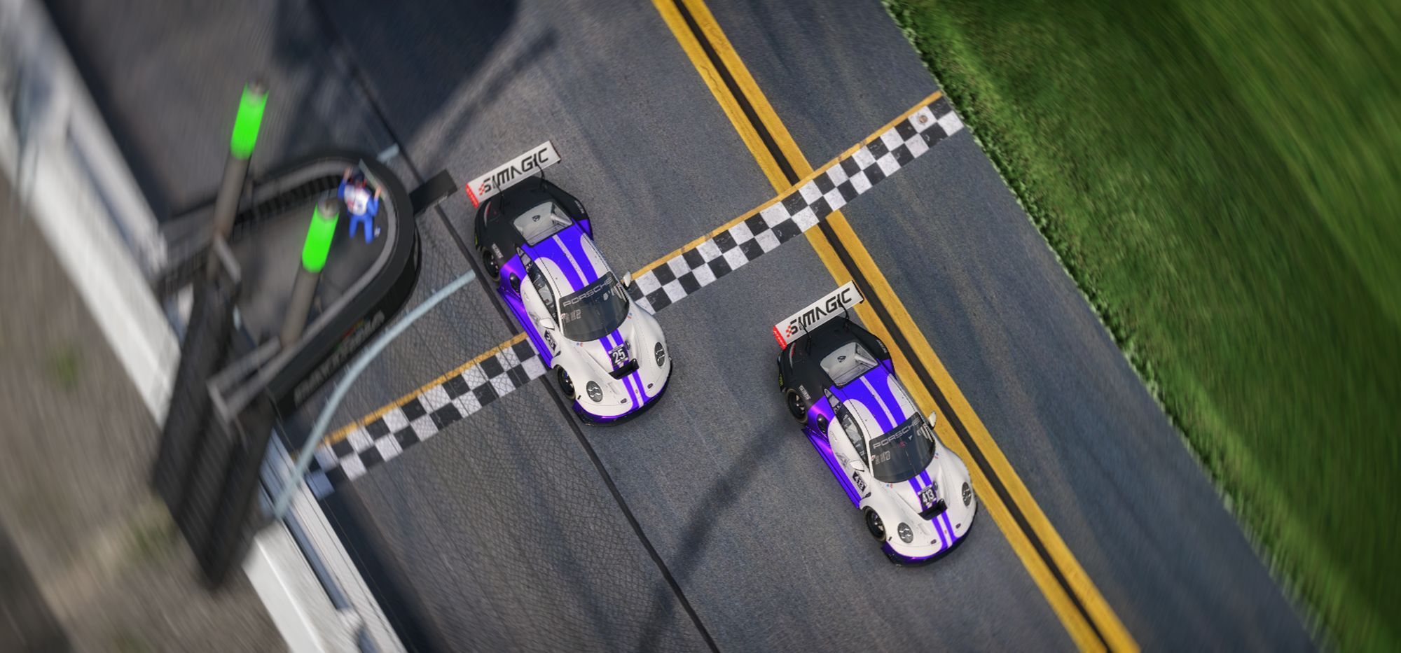 Zwei Porsche GT3 von Atzen Motorsport überqueren gemeinsam die Ziellinie